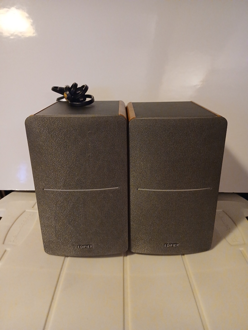 Edifier R1280T Powered Bookshelf Speakers Wood Finish TESTED  AUX RCA Some Wear